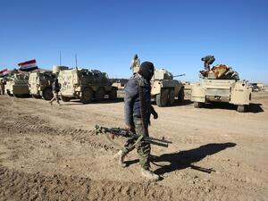 Iraqi forces, supported by the Popular Mobilization paramilitaries, prepare to advance advance towards the village of Sheikh Younis, south of Mosul, on February 19, 2017. (AFP/Ahmad al-Rubaye)