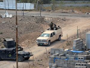 Iraqi forces drive through the town of Qayarrah, near the air base attacked by Daesh. (AFP/File)