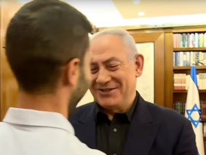 رئيس الوزراء الاسرائيلي نتنياهو خلال استقباله حارس الامن الاسرائيلي الذي قتل اردنيين اثنين