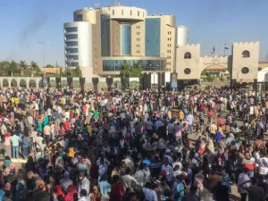  منظمو التظاهرات اختاروا تاريخ 6 نيسان/ أبريل للدعوة للاحتجاجات لإحياء ذكرى انتفاضة عام 1985 
