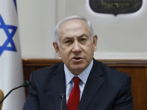 Israeli Prime Minister Benjamin Netanyahu opens the weekly cabinet meeting at his Occupied Jerusalem office on July 23, 2018. (GALI TIBBON / POOL / AFP)