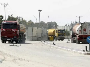 Trucks carrying fuel for the Gaza Strip enter Rafah through the Kerem Shalom crossing between Israel and the southern Gaza Strip. (AFP Photo/Said Khatib)
