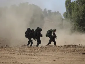 Israeli soldiers take part in a military exercise simulating conflict with Lebanese movement Hezbollah, in the Israeli annexed Golan Heights, near the Syrian border on September 5, 2017. /AFP