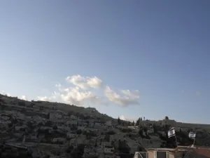 يأتي هذا في وقت انطلقت مسيرات غاضبة، الخميس، في الضفة الغربية وقطاع غزة،