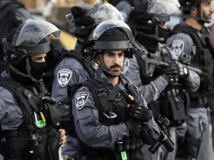 IDF jailed two Palestinians after they tried to cross the border fence from the Gaza Strip into Israel. (AFP/ File Photo)