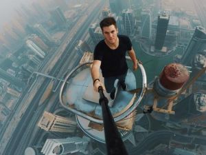 Selfies on Dubai skyscraper. (Screenshot YouTube)
