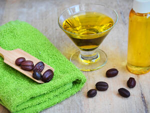 يُستخدم زيت جوجوبا لتنظيف مسامات فروة الرأس من جميع الغبار

