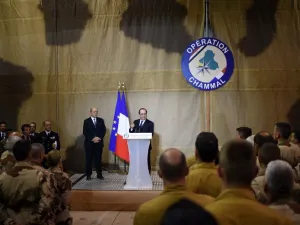 French President Francois Hollande (C) delivers a speech as Defence Minister Jean-Yves Le Drian (C-L) watches on at the Prince Hassan French military base, some 100 kilometres from the Jordanian capital Amman on April 19, 2016. (AFP/Stephane de Sakutin)