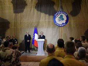 French President Francois Hollande (C) delivers a speech as Defence Minister Jean-Yves Le Drian (C-L) watches on at the Prince Hassan French military base, some 100 kilometres from the Jordanian capital Amman on April 19, 2016. (AFP/Stephane de Sakutin)