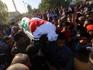 Jordanian soldiers carry the coffin of their comrade Belal Al-Zuhbi during his funeral in Nahleh village, near the city of Jerash north of Amman, on June 21, 2016, after he was killed alongside five other comrades in a suicide bomb attack on the border with Syria. (AFP/Stringer)
