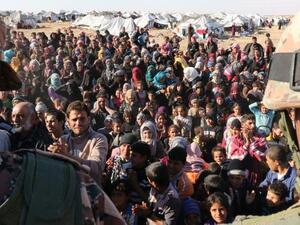 Syrian refugees are seen stranded at the Jordanian border. (AFP/Khalil Mazraawi)