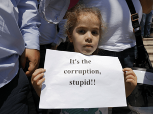 Jordanian protesters shout slogans before members of the gendarmerie and security forces during a demonstration outside the Prime Minister's office in the capital Amman, 3. June, 2018/ AFP.
