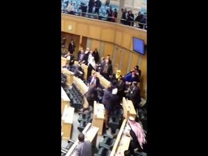 غضب أردني.. ماذا فعلت "عضو أعيان" خلال كلمة الرزاز؟ 