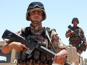 Jordanian soldiers facilitates humanitarian aid to the Syrian people affected by the situation inside Syria. (AFP/ File Photo)