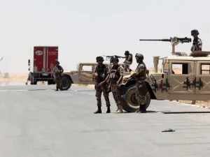 Jordanian soldiers at the al-Karameh border point with Iraq on 25 June 2014 (AFP)