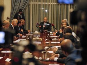 The newly appointed Jordanian Prime Minister Omar al-Razzaz (C) meets with member of Union leaders in Amman. (AFP/ File Photo)