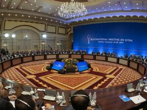 Syrian regime representatives and opposition delegates along with other attendees take part in Syria peace talks in Astana (AFP/File Photo)