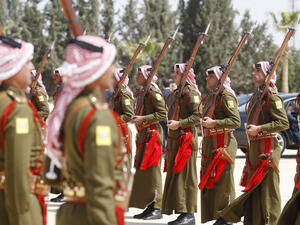 الملك، أن "الأوضاع في الجنوب السوري تسير في اتجاه الاستقرار