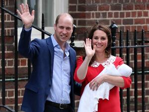 Prince William and Kate Middleton introduce their newborn son outside St. Mary's Hospital in London. The baby's name has been announced as Louis. (Source: ISABEL INFANTES - AFP)