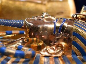 Replicas of King Tut at Premier Exhibitions Fifth Avenue in New York, November 23, 2015 (AFP)