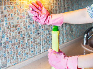 يشكل تنظيف المطبخ الجزء الأكبر من مهام المرأة اليوميّة
 يشكل تنظيف المطبخ الجزء الأكبر من مهام المرأة اليوميّة