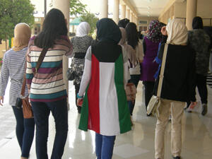 الوزارة فصلت معلماً غير مسجل لديها!
