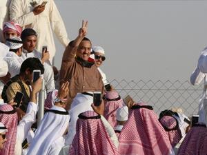 Supporters of Kuwaiti opposition leader Mussallam al-Barrak (C) celebrate his release from jail on April 21, 2017 in Kuwait City, after serving two years in prison for insulting the emir. (AFP/Yasser al-Zayyat)
