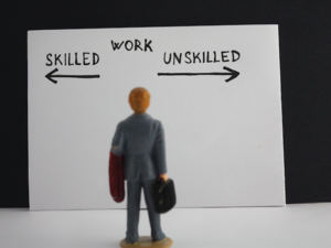 Workers who make up this percentage do not have intermediate or university degrees, the minister explained, adding that they need to be “filtered” through a mechanism that assesses the actual need for their services. (Shutterstock)