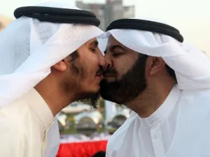 حرصا على عدم تعرض المواطنين والطلبة للاستجواب من قبل السلطات الأمريكية