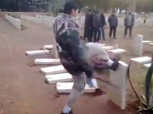 مسلحون يعتدون على شواهد قبور تعود لجنود بريطانيين في بنغازي