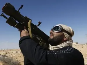 مقاتل ليبي يحمل على كتفه مضاد للطائرات