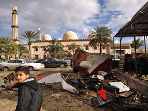 انفجار سيارتين مفخختين امام مسجد في بنغازي في ليبيا 