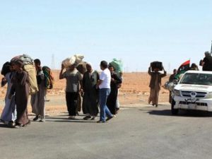 ليبيون يغادرون بني وليد اثر الاشتباكات/ارشيف/أ.ف.ب