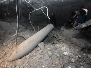 طائرات الأطلسي تقصف منزل الزعيم الليبي الواقع في حي غرغور بخمسة صواريخ