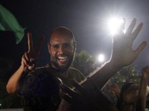 ظهور سيف الإسلام  أمام فندق في طرابلس أثار موجة من الشكوك في كل ما يعلنه الثوار