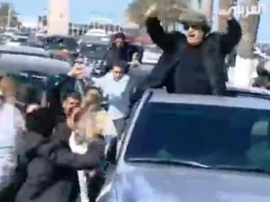 من جولات الزعيم الليبي القذافي في العاصمة طرابلس متحديا قصف الناتو/ أرشيفية