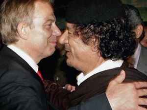 رئيس وزراء بريطانيا السابق توني بلير معانقا القذافي/ارشيف