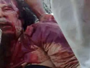 الزعيم الليبي معمر القذافي لحظة مقتله والتنكيل بجثته