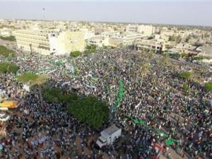 انصار القذافي يحتشدون في الساحة الخضراء بطرابلس العاصمة/انترنت