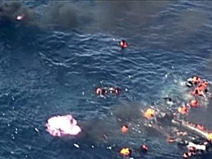  قارب مطاطي اندلعت فيه النيران في البحر قرب السواحل الإسبانية