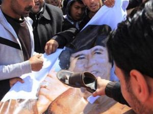 معارضون للقذافي يتظاهرون ضده في مدينة الزاوية
