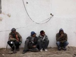 ثوار ليبيون عند نقطة تفتيش خارج اجدابيا