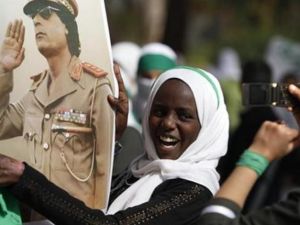طالبة ليبية ترفع صورة الزعيم الليبي معمر القذافي في طرابلس
