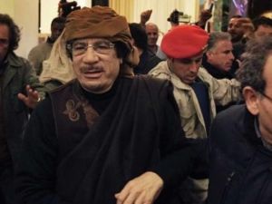 القذافي لدى وصوله الى محطة تلفزيونية في طرابلس لاجراء مقابلة يوم الثلاثاء