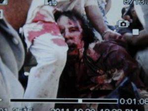 صورة تظهر العقيد القذافي بعد مقتله في سرت