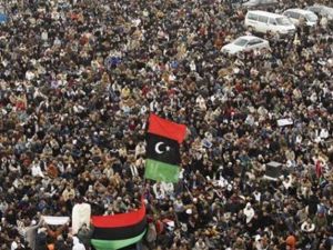 متظاهرون مناهضون للزعيم الليبي معمر القذافي في صلاة الجمعة في بنغازي
