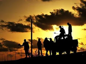 افراد من المعارضة المسلحة في البريقة