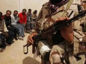 ثوار ليبيون يحتجزون عددا من المرتزقة المشتبه بهم في سجن في بنغازي
