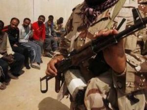 ثوار ليبيون يحتجزون عددا من المرتزقة المشتبه بهم في سجن في بنغازي