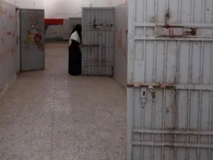  أكثر من 10 سجناء قبض عليهم، والملاحقة جارية لضبط بقية السجناء